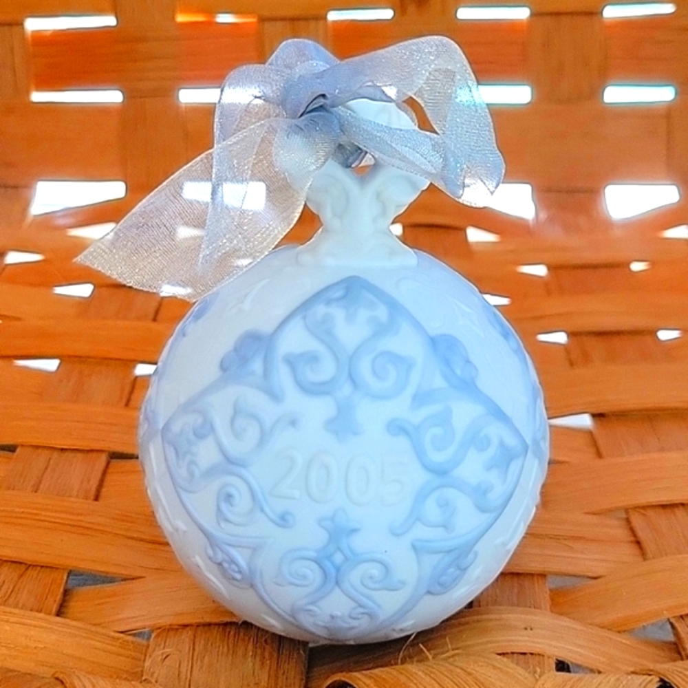 2005LLADRO XMAS BALL, CLASSIC YEARLY COLLECTIBLE PORCELAIN DECORATION